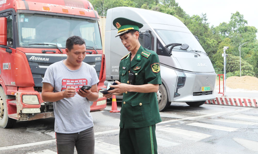 Lang Son, Guangxi talk import-export cargo handling procedures